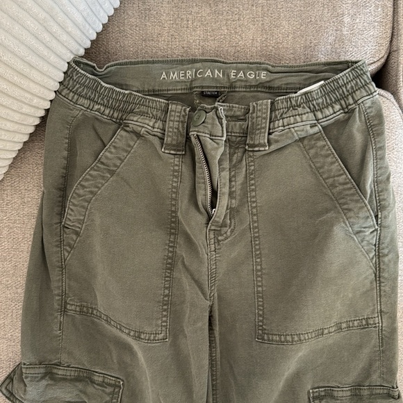 American Eagle Cargo Pants Green size 2 long, only worn once - Picture 2 of 4